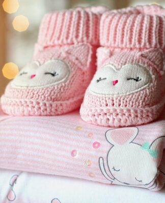 Czy botki lakierowane są modne?