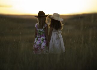 Jaki fason sukienki przy szerokich ramionach? Jaki fason sukienki przy szerokich ramionach?