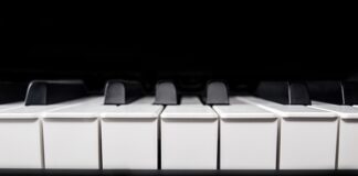 Czym się różni pianino cyfrowe od keyboardu?